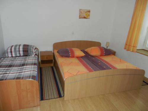 a bedroom with two twin beds in a room at Gostilna Stara Pošta in Pucaie