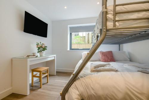 ein Schlafzimmer mit Etagenbett und Schreibtisch in der Unterkunft 2 Bed in Tintagel oc-p33627 in Tintagel