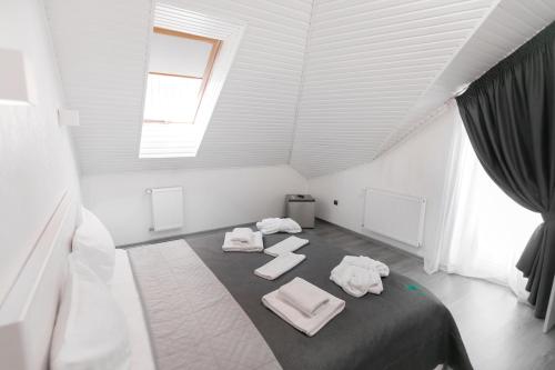 Habitación con 2 toallas blancas en una cama en Kyiv, en Skhidnytsya