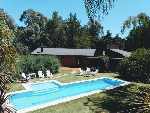 BrandsenにあるSpectacular country house with a pool!の家の庭にあるプール