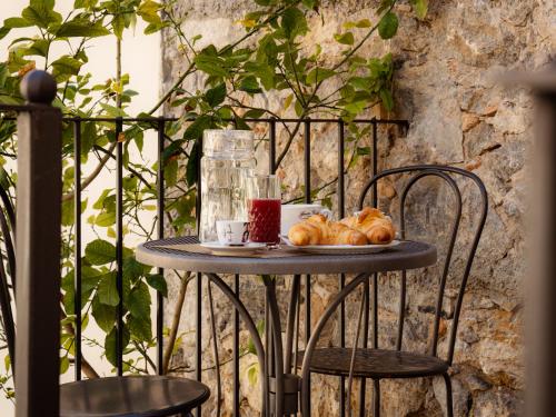 een tafel met croissants erop bij Gran Caffè Bed in Castrovillari