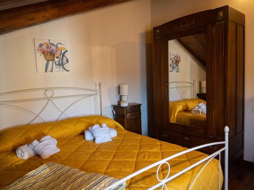 een slaapkamer met een bed en een grote spiegel bij Gran Caffè Bed in Castrovillari