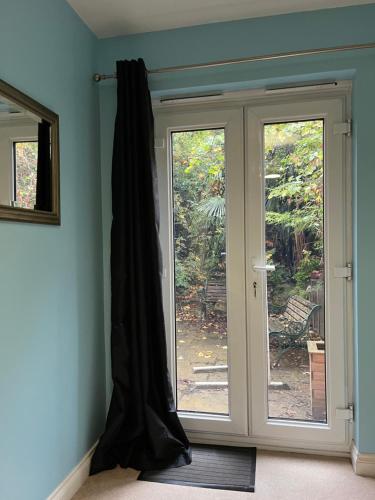 d'une chambre avec une porte coulissante en verre et une fenêtre. dans l'établissement Smiths Wharf, Wantage, à Wantage