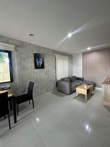 Χώρος καθιστικού στο Phuket, Townhouse in Bangtao with Private Garden, Pet Friendly