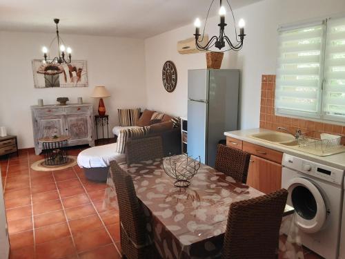 Kuchyň nebo kuchyňský kout v ubytování La Palombière - L Arbousier