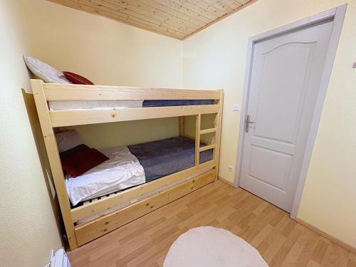 a small bedroom with a bunk bed in it at Cocon moderne vue pistes - Balcon sud- télécabine 160 m in Chamrousse