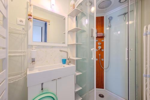 un bagno con lavandino e doccia di Partisole - Maison Climatisée avec Piscine a Garéoult