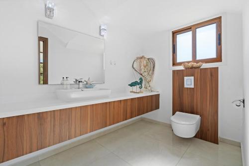 Ένα μπάνιο στο Luxury Villa Coastal Elegance