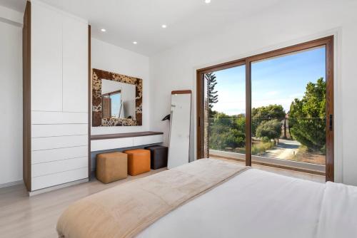 Ένα ή περισσότερα κρεβάτια σε δωμάτιο στο Luxury Villa Coastal Elegance