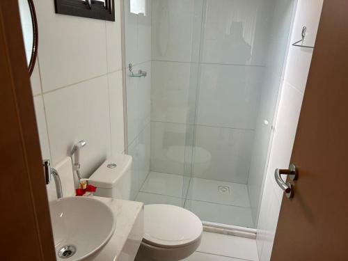 Un baño con ducha, inodoro y lavabo. en Studio Barra Salvador -, en Salvador