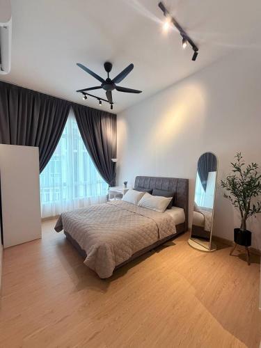 een slaapkamer met een bed en een plafondventilator bij Suithauz Studio in Kuantan