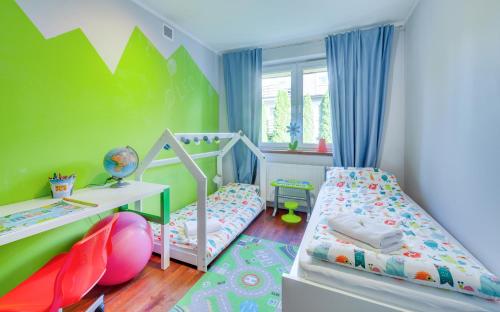 Katil atau katil-katil dalam bilik di Deluxe Apartment Smulsko Kids Room Terrace Parking