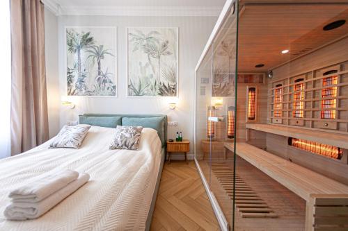 Postel nebo postele na pokoji v ubytování Ola Grand Apartment Sauna & Jacuzzi