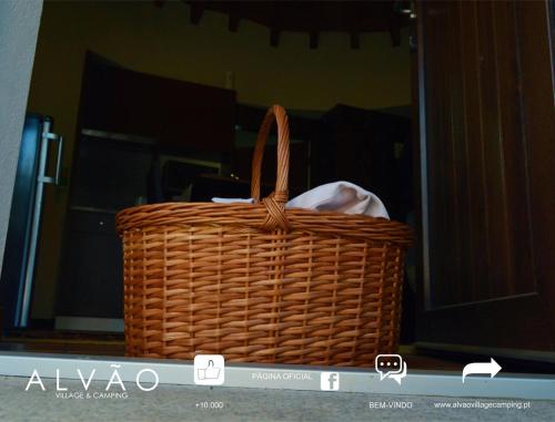 ein Weidenkorb vor einem Spiegel in der Unterkunft Alvão Village & Camping in Reguengo