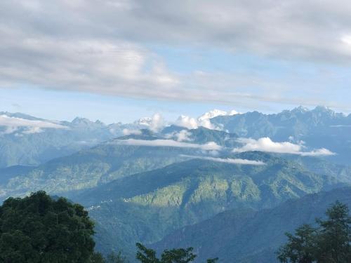 een uitzicht op een bergketen met wolken en bergen bij Zhim khang in Sosing