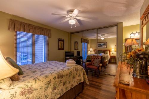 un dormitorio con una cama y un espejo en Bear Pause, en Blowing Rock