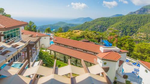 uma vista aérea de um resort com montanhas ao fundo em Garcia Resort & Spa - Ultra All Inclusive em Oludeniz