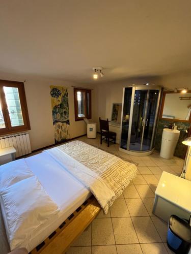 ein Schlafzimmer mit einem großen Bett in einem Zimmer in der Unterkunft Casa di Zara in Venedig