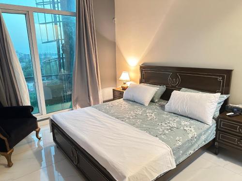 Ένα ή περισσότερα κρεβάτια σε δωμάτιο στο Tameer Lifestyles