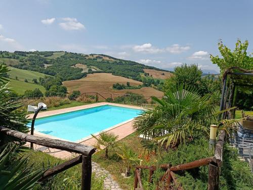 una piscina con vistas a una colina en Casa dei Sogni d'Oro, en San Pietro