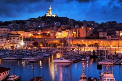 Hébergement insolite sur yacht authentique idéalement situé au coeur du Vieux-Port