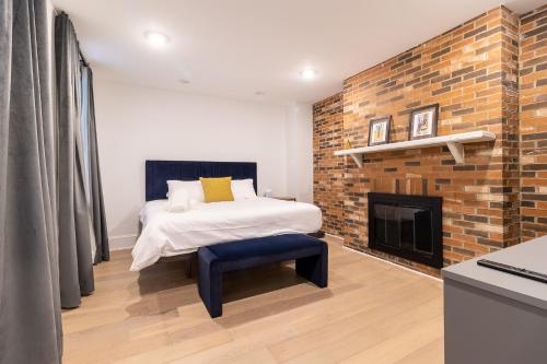 费城Thena Hotel - Oversized 1 Bedroom的一间卧室，里面有一张床和一个壁炉