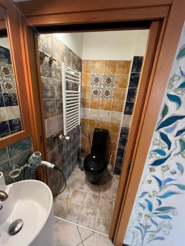 ein Badezimmer mit Toilette und Waschbecken in der Unterkunft Casa di Zara in Venedig