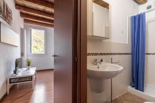 un baño con lavabo y espejo en RaBi Rooms - Rafting & Bike Rooms, en Valbrenta 