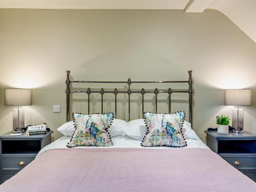 Ένα ή περισσότερα κρεβάτια σε δωμάτιο στο 2 Bed in Northallerton 82411
