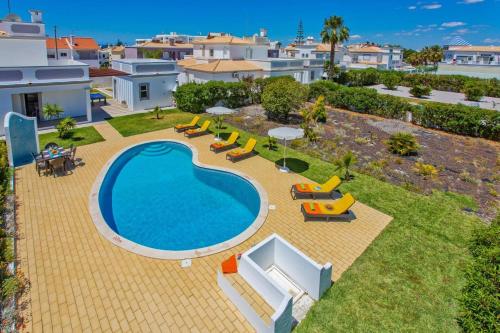 an overhead view of a swimming pool with chairs and tables at Villa Gale Palm by Villa Plus in Albufeira