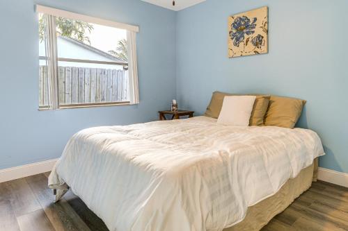 ein Schlafzimmer mit einem großen Bett mit Fenster in der Unterkunft Golf, Shop and Unwind Home 9 Mi to Ocean Inlet Park in Atlantis