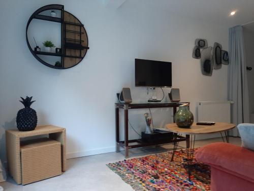 sala de estar con sofá y mesa con espejo en Luxury studio near beaches and shops, en Perros-Guirec