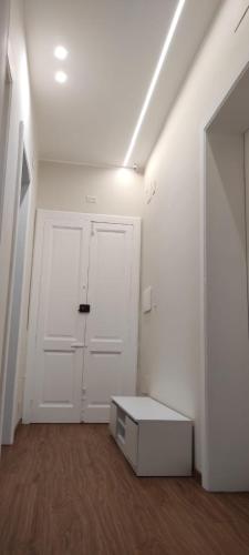 ヴィッラ・サン・ジョヴァンニにあるMola Mola Beach Houseの白い部屋