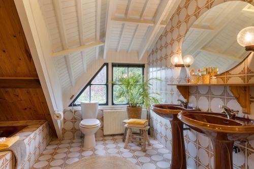 Ένα μπάνιο στο Private villa with jacuzzi, sauna & swimmingpool