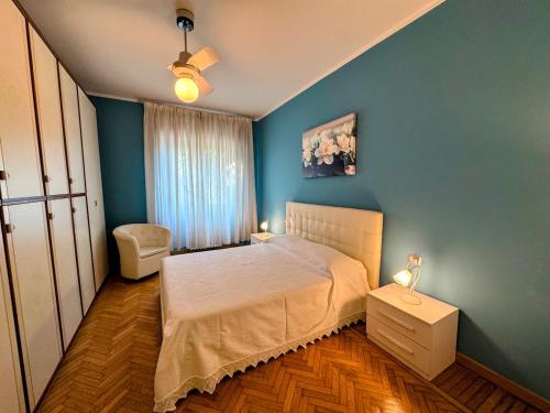a bedroom with a bed and a blue wall at El Prestinée Box auto gratuito in Milan