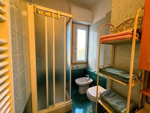 a bathroom with a toilet and a shower and a sink at El Prestinée Box auto gratuito in Milan