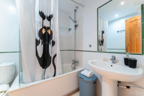 Un baño con lavabo, inodoro y ducha. en 251 Mollina Apartment, en La Cala de Mijas