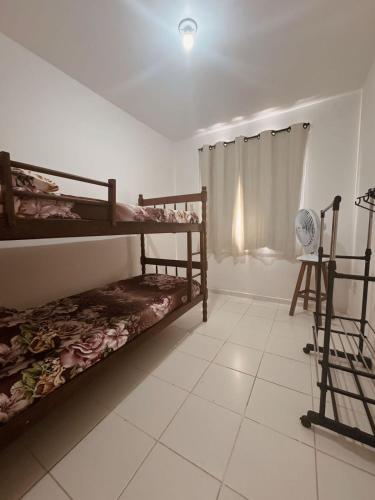 Paulo AfonsoApartamento Encontro das Aguas的客房设有两张双层床和风扇。