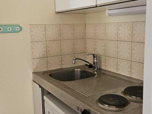 Kuchyň nebo kuchyňský kout v ubytování Appartement cosy pour 4, pieds des pistes, Les Menuires, wifi, animaux ok - FR-1-574-42