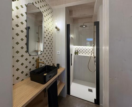 a bathroom with a sink and a mirror at La Casuca del Olivo - casa con jardín cerca de Cabárceno y Santander in Ceceñas