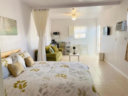 Postel nebo postele na pokoji v ubytování Zen Garden Studio