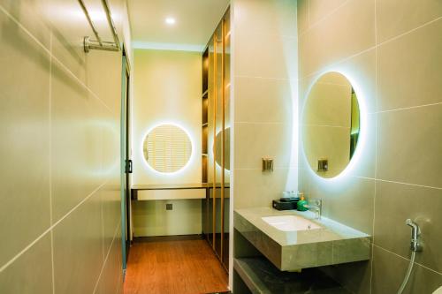Kon Rung (1)Mohu Villa - HA11 Venus Resort By Flamingo Đại Lải的浴室里有洗手池和镜子