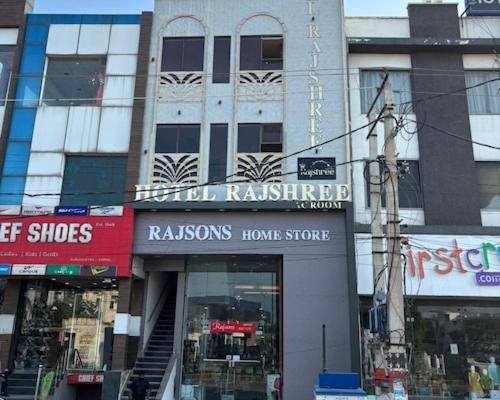 KurukshetraにあるHotel Rajshreeのファッション店の看板が掲げられた高層ビル