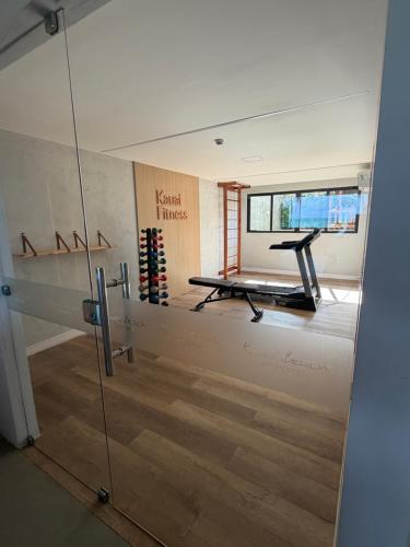 Habitación con gimnasio con cinta de correr y puerta de cristal en Kauai 201 Tamandaré, en Tamandaré