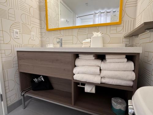 un bagno con lavandino, specchio e asciugamani di Home2 Suites by Hilton Scottsdale Old Town a Scottsdale