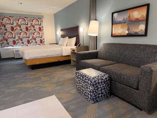 una camera d'albergo con un letto e un divano di Home2 Suites by Hilton Scottsdale Old Town a Scottsdale
