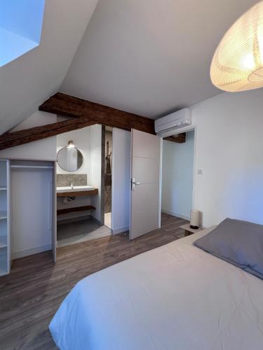 Postel nebo postele na pokoji v ubytování Spacious village house