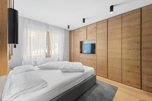 Luxury Lakeview Apartment in St Moritz Center