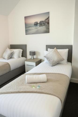 two beds in a room with at 3-BR Beachside Escape -Perfect for Families & Groups -Spacious & Cozy in Hawthorn