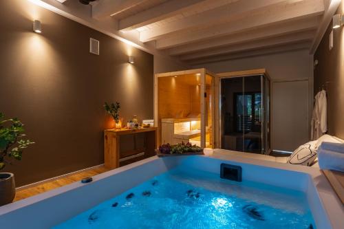a large bath tub in a bathroom with a tub at Junior Suite con spa privata disponibile su richiesta in Maso
